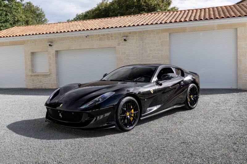 Vue avant avec calandre sportive – FERRARI – 812 Superfast – 2018 – Nero Daytona – 15 900 km – 800 ch – V12 Atmo – Transmission : Sequentielle – Origine France – Privaty Cars – Importation de véhicules de prestige et sportifs à 2 heures de Paris en TGV