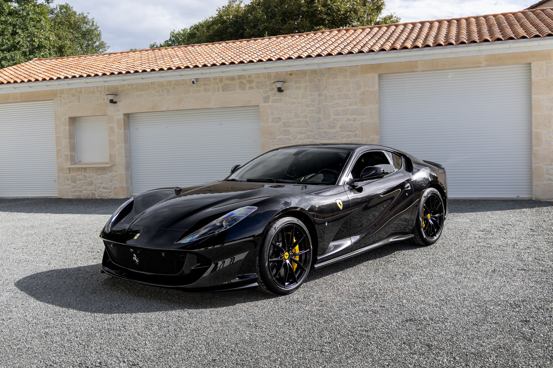 Vue avant avec calandre sportive – FERRARI – 812 Superfast – 2018 – Nero Daytona – 15 900 km – 800 ch – V12 Atmo – Transmission : Sequentielle – Origine France – Privaty Cars – Importation de véhicules de prestige et sportifs à 2 heures de Paris en TGV