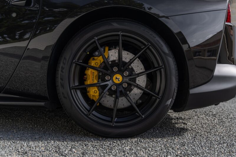 Jantes avec étriers de frein jaunes – FERRARI – 812 Superfast – 2018 – Nero Daytona – 15 900 km – 800 ch – V12 Atmo – Transmission : Sequentielle – Origine France – Privaty Cars – Véhicules de sport et de luxe d’occasion en Nouvelle-Aquitaine
