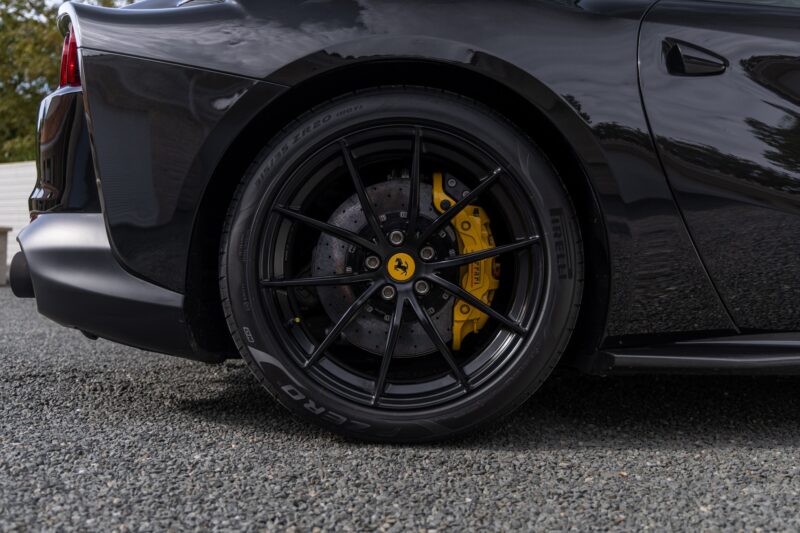 Jantes – FERRARI – 812 Superfast – 2018 – Nero Daytona – 15 900 km – 800 ch – V12 Atmo – Transmission : Sequentielle – Origine France – Privaty Cars – Dépôt-vente sécurisé de véhicules de prestige en Charente-Maritime