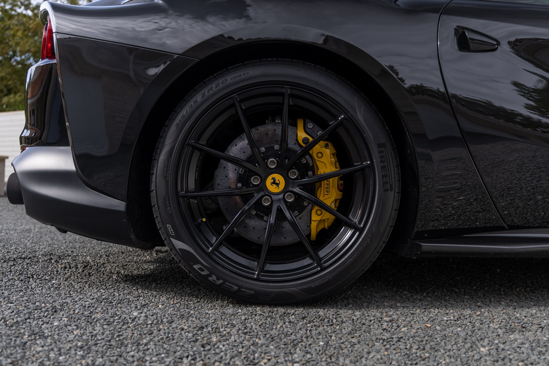 Jantes – FERRARI – 812 Superfast – 2018 – Nero Daytona – 15 900 km – 800 ch – V12 Atmo – Transmission : Sequentielle – Origine France – Privaty Cars – Dépôt-vente sécurisé de véhicules de prestige en Charente-Maritime