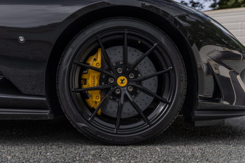 Jantes – FERRARI – 812 Superfast – 2018 – Nero Daytona – 15 900 km – 800 ch – V12 Atmo – Transmission : Sequentielle – Origine France – Privaty Cars – Dépôt-vente de voitures de sport et véhicules d’exception en Charente-Maritime