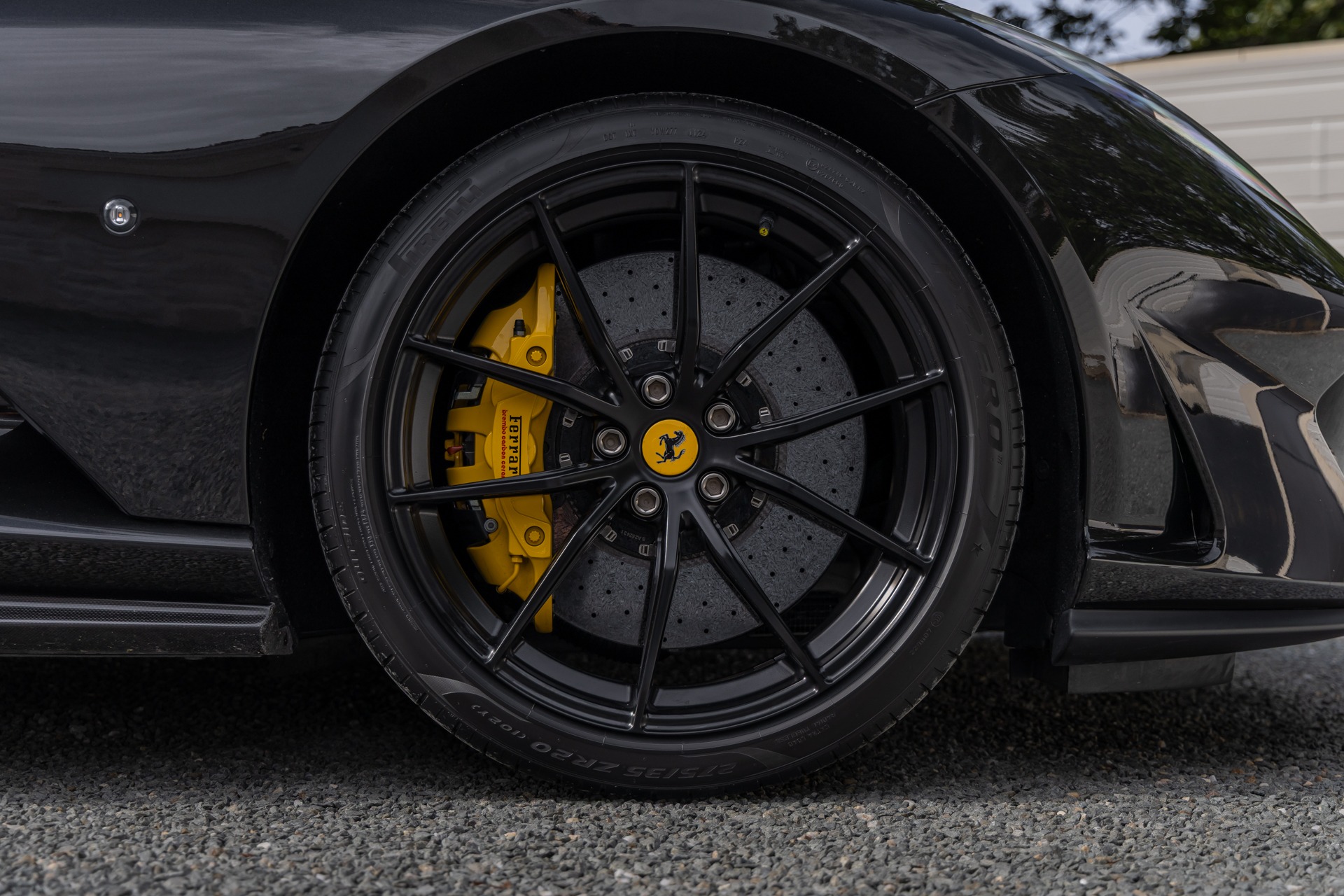 Jantes – FERRARI – 812 Superfast – 2018 – Nero Daytona – 15 900 km – 800 ch – V12 Atmo – Transmission : Sequentielle – Origine France – Privaty Cars – Dépôt-vente de voitures de sport et véhicules d’exception en Charente-Maritime