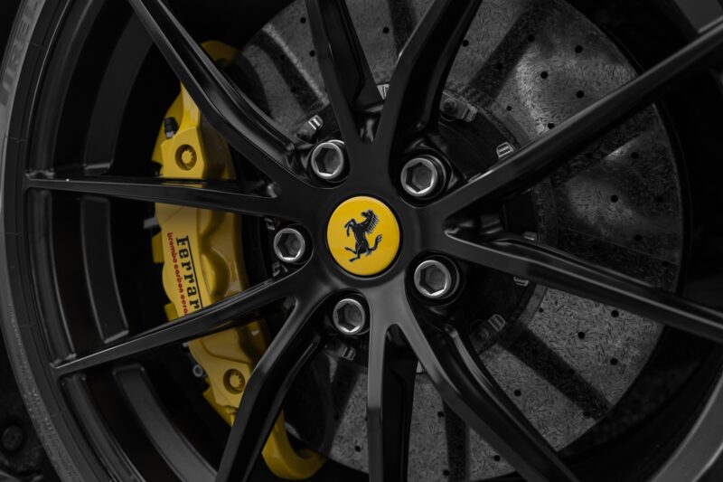 Jantes – FERRARI – 812 Superfast – 2018 – Nero Daytona – 15 900 km – 800 ch – V12 Atmo – Transmission : Sequentielle – Origine France – Privaty Cars – Véhicules de sport et de luxe d’occasion près de Niort