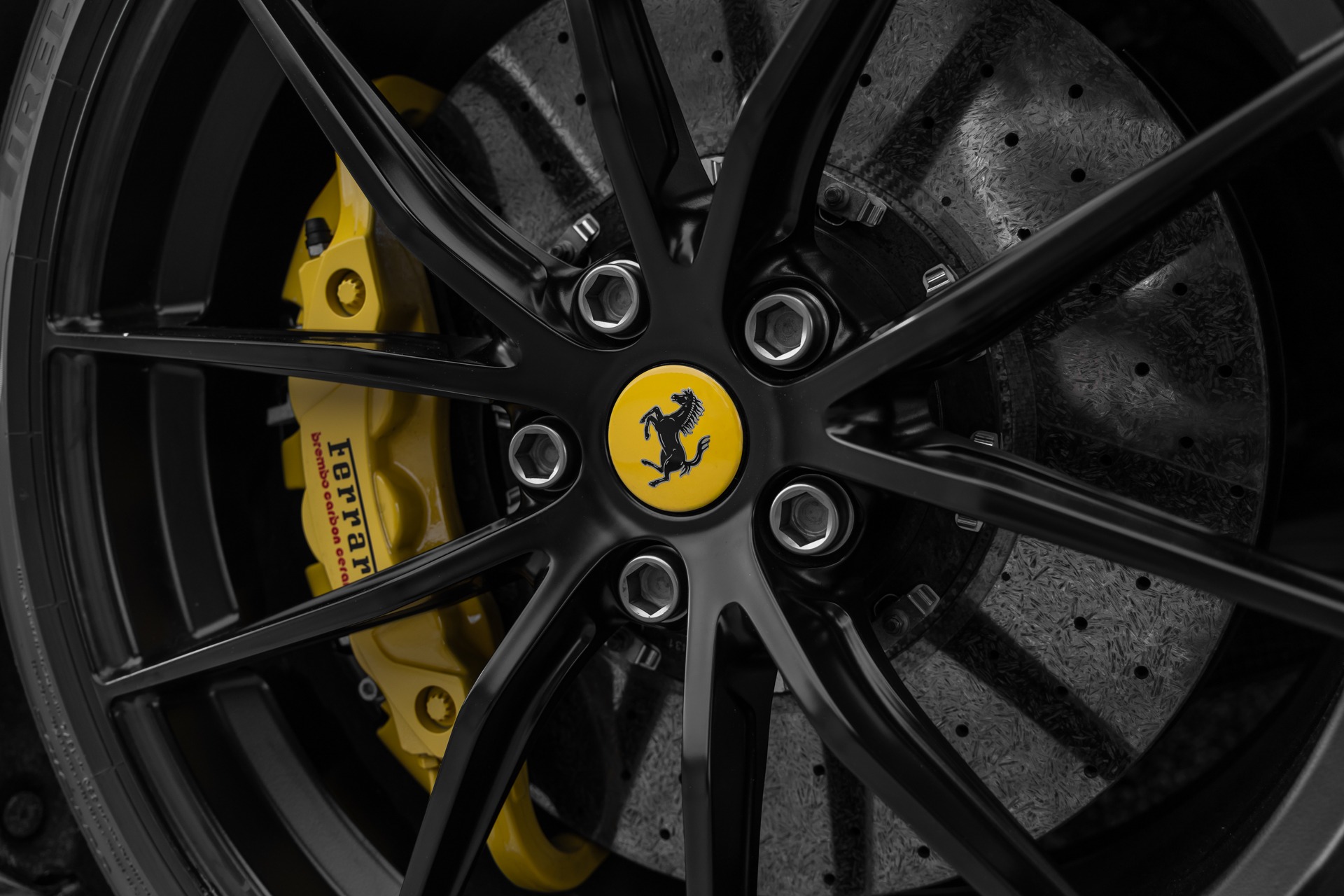 Jantes – FERRARI – 812 Superfast – 2018 – Nero Daytona – 15 900 km – 800 ch – V12 Atmo – Transmission : Sequentielle – Origine France – Privaty Cars – Véhicules de sport et de luxe d’occasion près de Niort