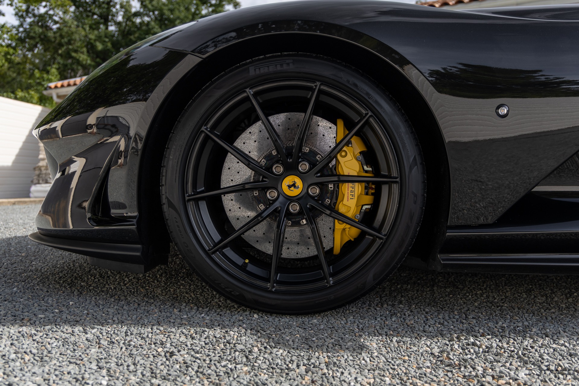 Jantes – FERRARI – 812 Superfast – 2018 – Nero Daytona – 15 900 km – 800 ch – V12 Atmo – Transmission : Sequentielle – Origine France – Privaty Cars – Achat et vente de supercars d’occasion à La Rochelle