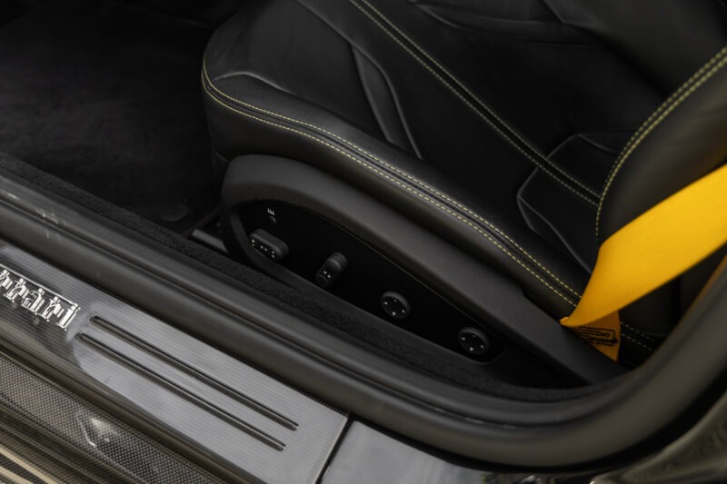 Sièges – FERRARI – 812 Superfast – 2018 – Nero Daytona – 15 900 km – 800 ch – V12 Atmo – Transmission : Sequentielle – Origine France – Privaty Cars – Sélection de véhicules FERRARI disponibles proche de Bordeaux