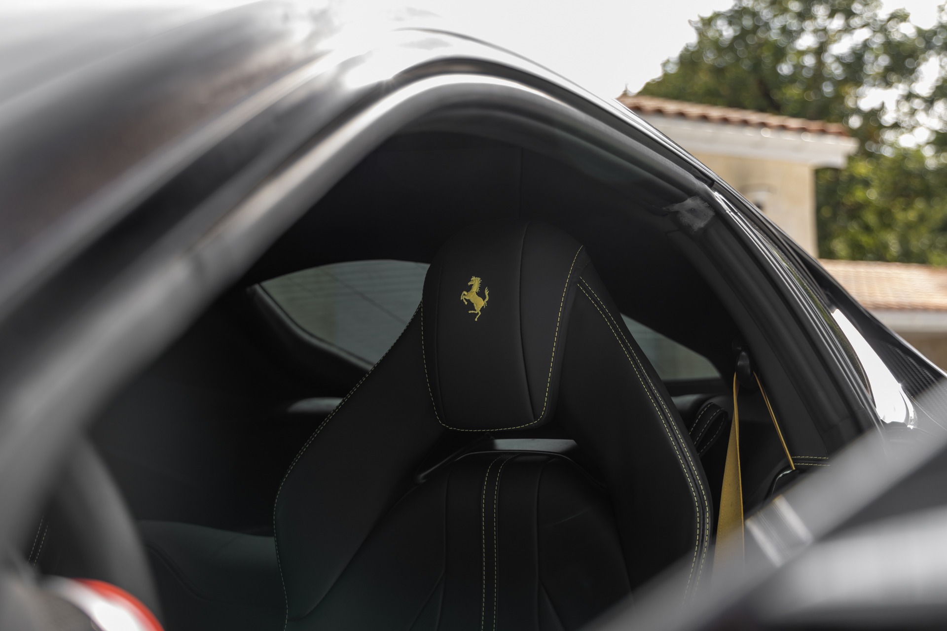 Sièges – FERRARI – 812 Superfast – 2018 – Nero Daytona – 15 900 km – 800 ch – V12 Atmo – Transmission : Sequentielle – Origine France – Privaty Cars – Dépôt-vente de voitures de sport et véhicules d’exception dans l’Ouest de la France