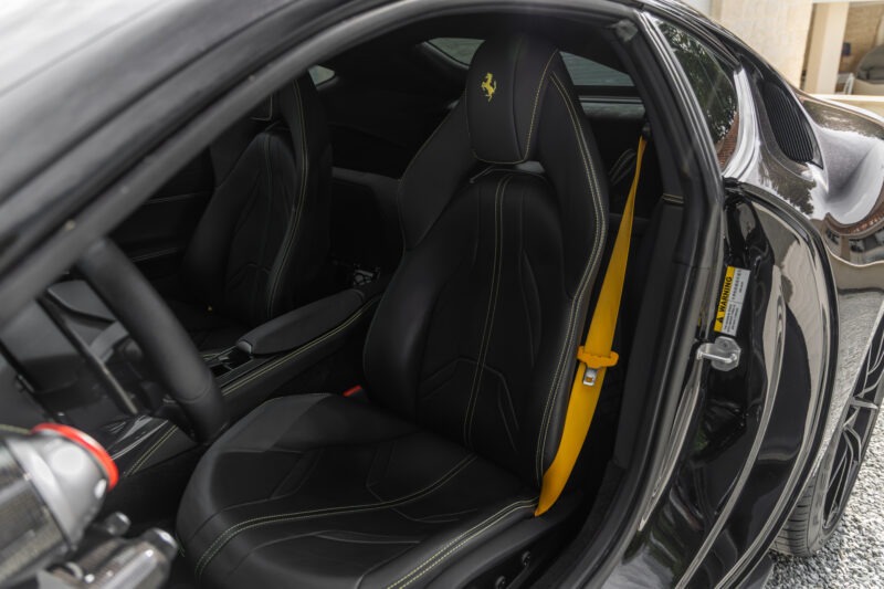 Sièges baquets en cuir noir – FERRARI – 812 Superfast – 2018 – Nero Daytona – 15 900 km – 800 ch – V12 Atmo – Transmission : Sequentielle – Origine France – Privaty Cars – Expert des voitures de prestige d’occasion à La Rochelle