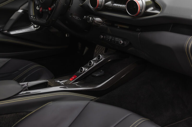 Tableau de bord – FERRARI – 812 Superfast – 2018 – Nero Daytona – 15 900 km – 800 ch – V12 Atmo – Transmission : Sequentielle – Origine France – Privaty Cars – Commerce de voitures de sport luxe et premium proche de Bordeaux