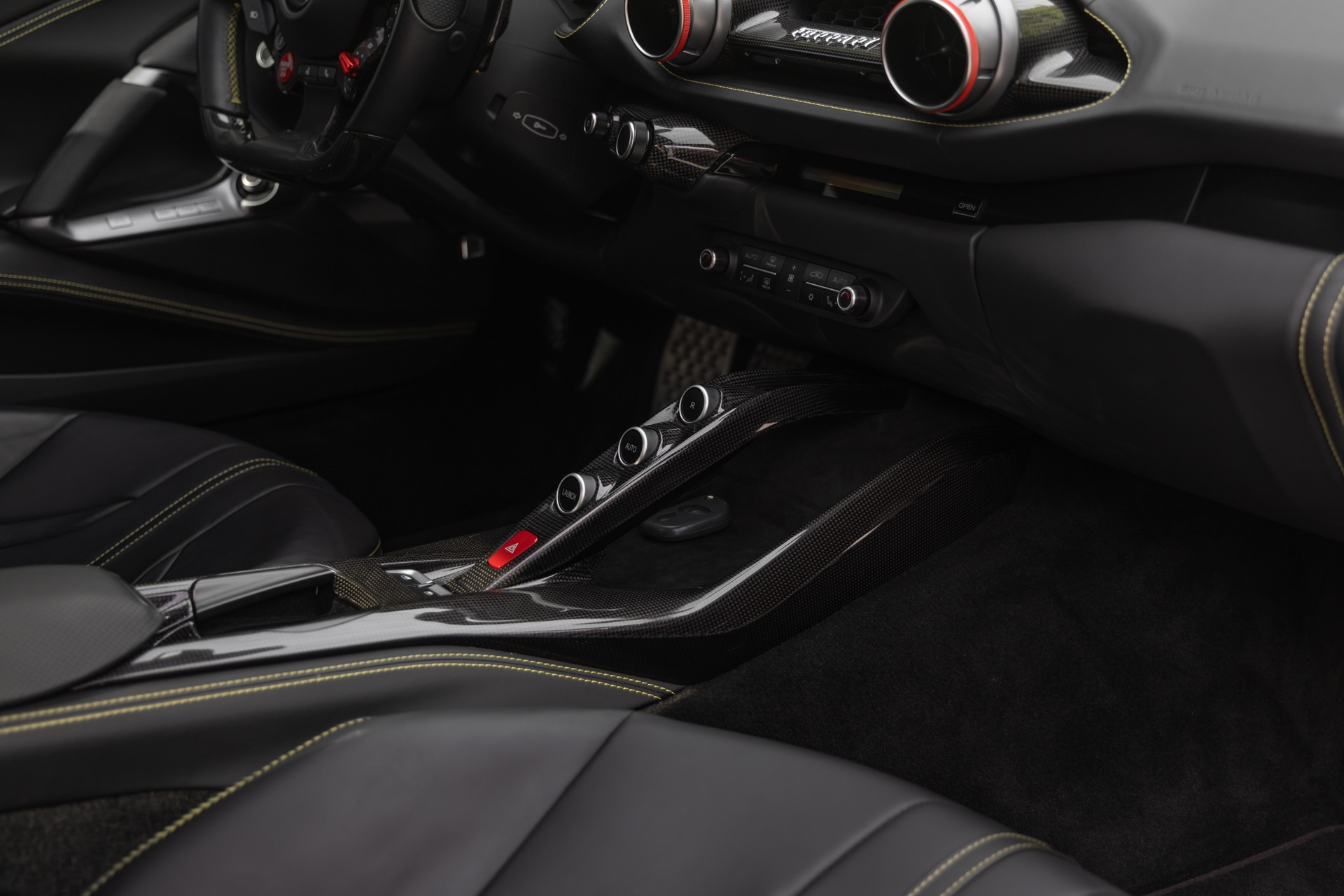 Tableau de bord – FERRARI – 812 Superfast – 2018 – Nero Daytona – 15 900 km – 800 ch – V12 Atmo – Transmission : Sequentielle – Origine France – Privaty Cars – Commerce de voitures de sport luxe et premium proche de Bordeaux