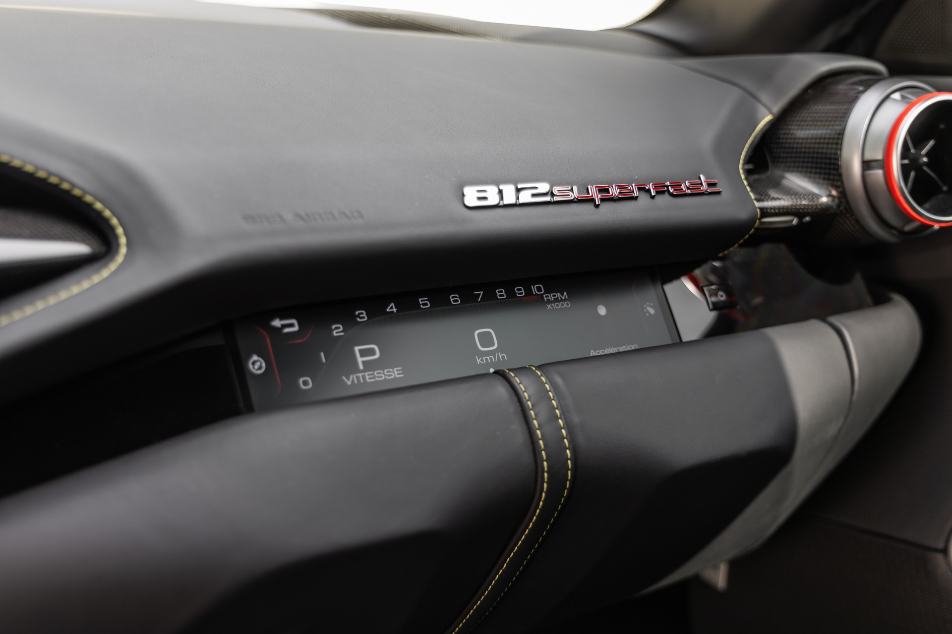 Tableau de bord – FERRARI – 812 Superfast – 2018 – Nero Daytona – 15 900 km – 800 ch – V12 Atmo – Transmission : Sequentielle – Origine France – Privaty Cars – Commerce de voitures de sport luxe et premium près de Niort