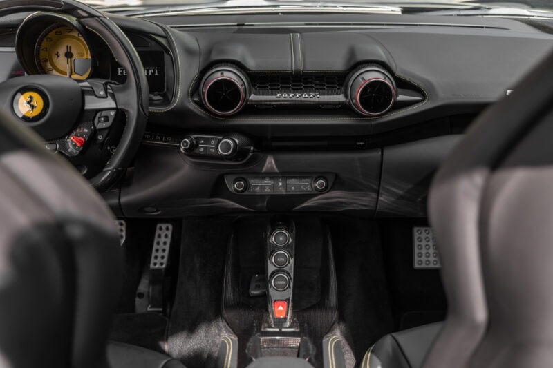 Tableau de bord – FERRARI – 812 Superfast – 2018 – Nero Daytona – 15 900 km – 800 ch – V12 Atmo – Transmission : Sequentielle – Origine France – Privaty Cars – Spécialiste des sportives d’occasion en Charente-Maritime