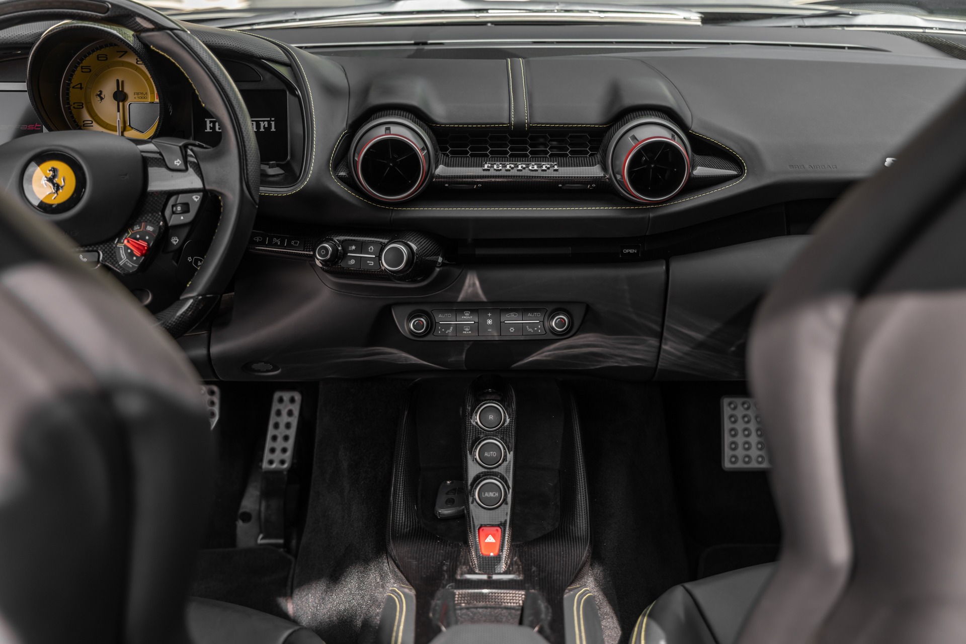 Tableau de bord – FERRARI – 812 Superfast – 2018 – Nero Daytona – 15 900 km – 800 ch – V12 Atmo – Transmission : Sequentielle – Origine France – Privaty Cars – Spécialiste des sportives d’occasion en Charente-Maritime