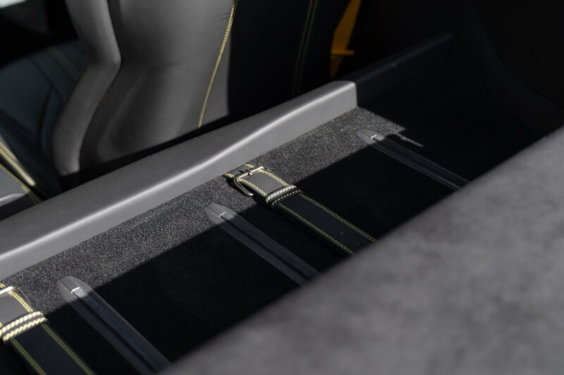 Système de fixation avec sangles en cuir – FERRARI – 812 Superfast – 2018 – Nero Daytona – 15 900 km – 800 ch – V12 Atmo – Transmission : Sequentielle – Origine France – Privaty Cars – Rachat cash de voitures FERRARI à La Rochelle