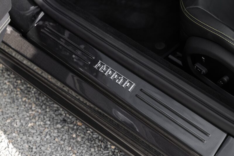 Tableau de bord – FERRARI – 812 Superfast – 2018 – Nero Daytona – 15 900 km – 800 ch – V12 Atmo – Transmission : Sequentielle – Origine France – Privaty Cars – Spécialiste des sportives d’occasion à La Rochelle
