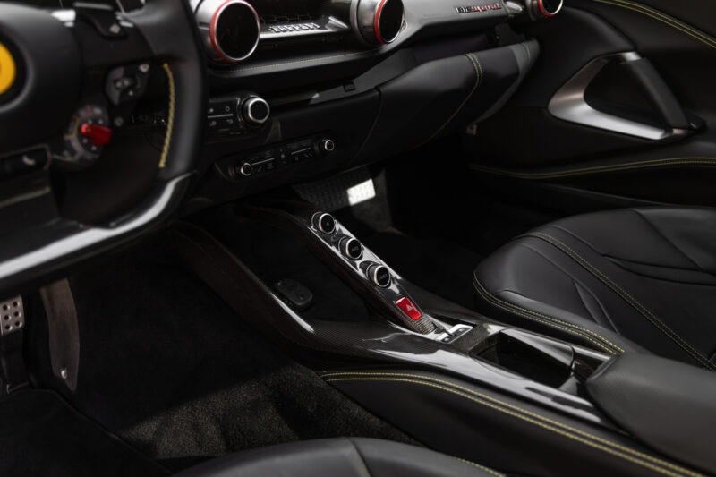 Console centrale avec commandes en carbone – FERRARI – 812 Superfast – 2018 – Nero Daytona – 15 900 km – 800 ch – V12 Atmo – Transmission : Sequentielle – Origine France – Privaty Cars – Rachat cash de voitures de sport d’occasion dans l’Ouest de la France