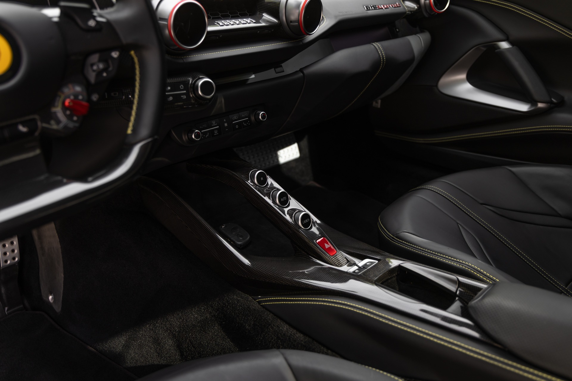 Console centrale avec commandes en carbone – FERRARI – 812 Superfast – 2018 – Nero Daytona – 15 900 km – 800 ch – V12 Atmo – Transmission : Sequentielle – Origine France – Privaty Cars – Rachat cash de voitures de sport d’occasion dans l’Ouest de la France