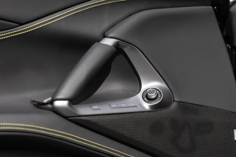 Panneau de porte avec commandes intégrées – FERRARI – 812 Superfast – 2018 – Nero Daytona – 15 900 km – 800 ch – V12 Atmo – Transmission : Sequentielle – Origine France – Privaty Cars – Importation de véhicules de prestige et sportifs dans l’Ouest de la France