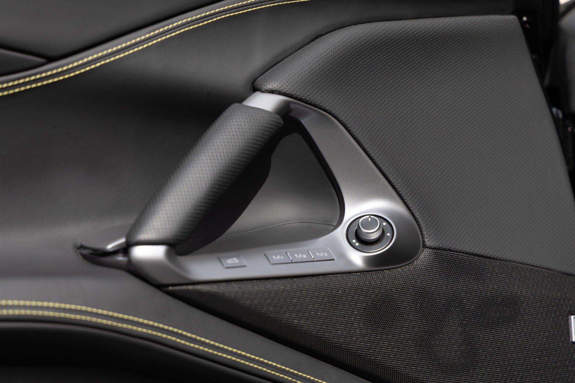 Panneau de porte avec commandes intégrées – FERRARI – 812 Superfast – 2018 – Nero Daytona – 15 900 km – 800 ch – V12 Atmo – Transmission : Sequentielle – Origine France – Privaty Cars – Importation de véhicules de prestige et sportifs dans l’Ouest de la France