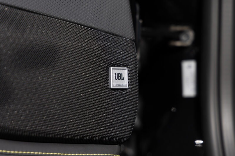Siège avec logo JBL – FERRARI – 812 Superfast – 2018 – Nero Daytona – 15 900 km – 800 ch – V12 Atmo – Transmission : Sequentielle – Origine France – Privaty Cars – Vente de véhicules d’investissement et de collection proche de Nantes