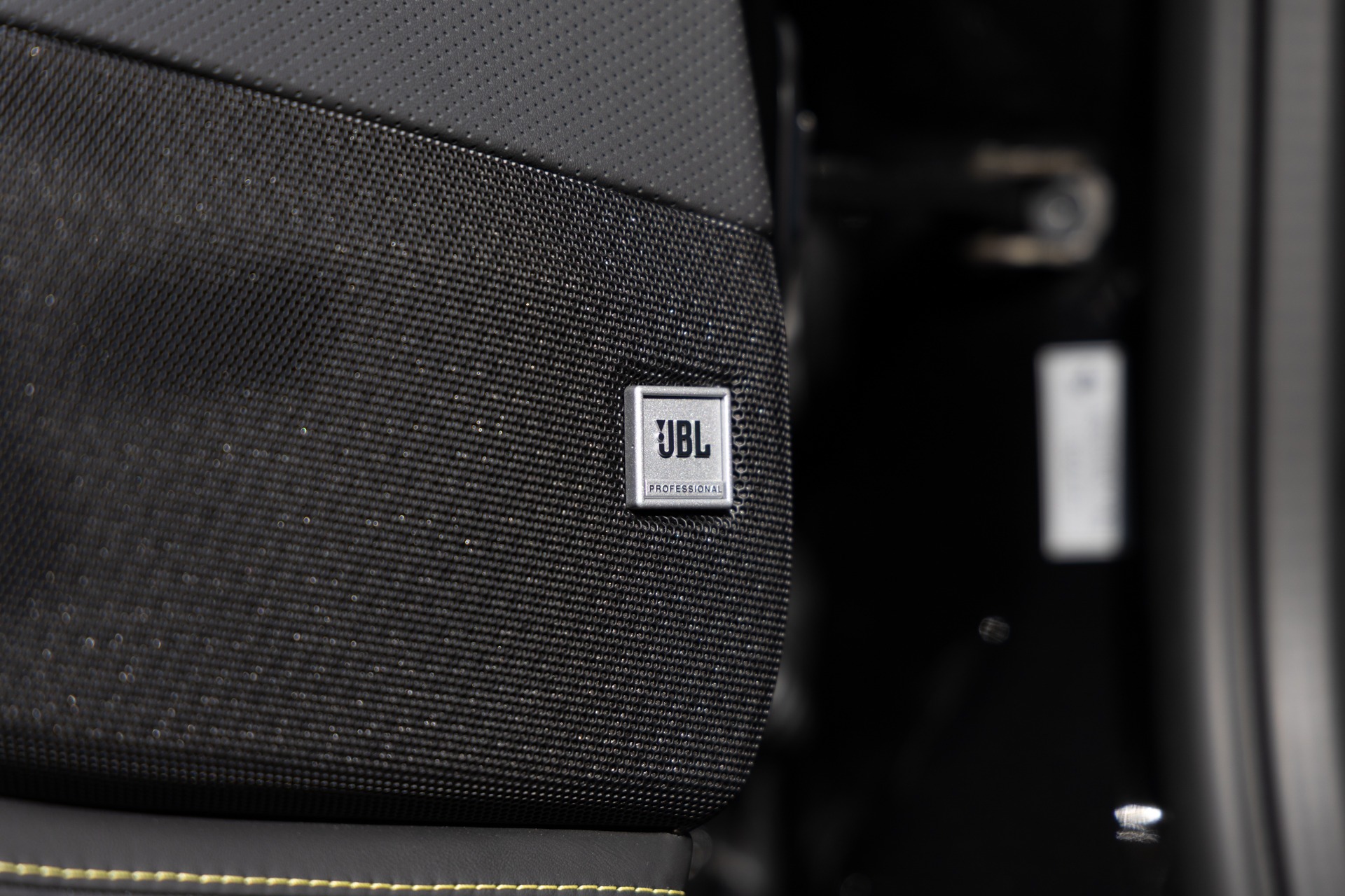 Siège avec logo JBL – FERRARI – 812 Superfast – 2018 – Nero Daytona – 15 900 km – 800 ch – V12 Atmo – Transmission : Sequentielle – Origine France – Privaty Cars – Vente de véhicules d’investissement et de collection proche de Nantes