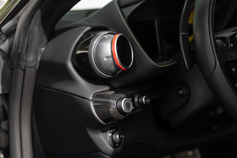 Commandes et aérateurs en carbone – FERRARI – 812 Superfast – 2018 – Nero Daytona – 15 900 km – 800 ch – V12 Atmo – Transmission : Sequentielle – Origine France – Privaty Cars – Vente de voitures de sport d’occasion près de Niort