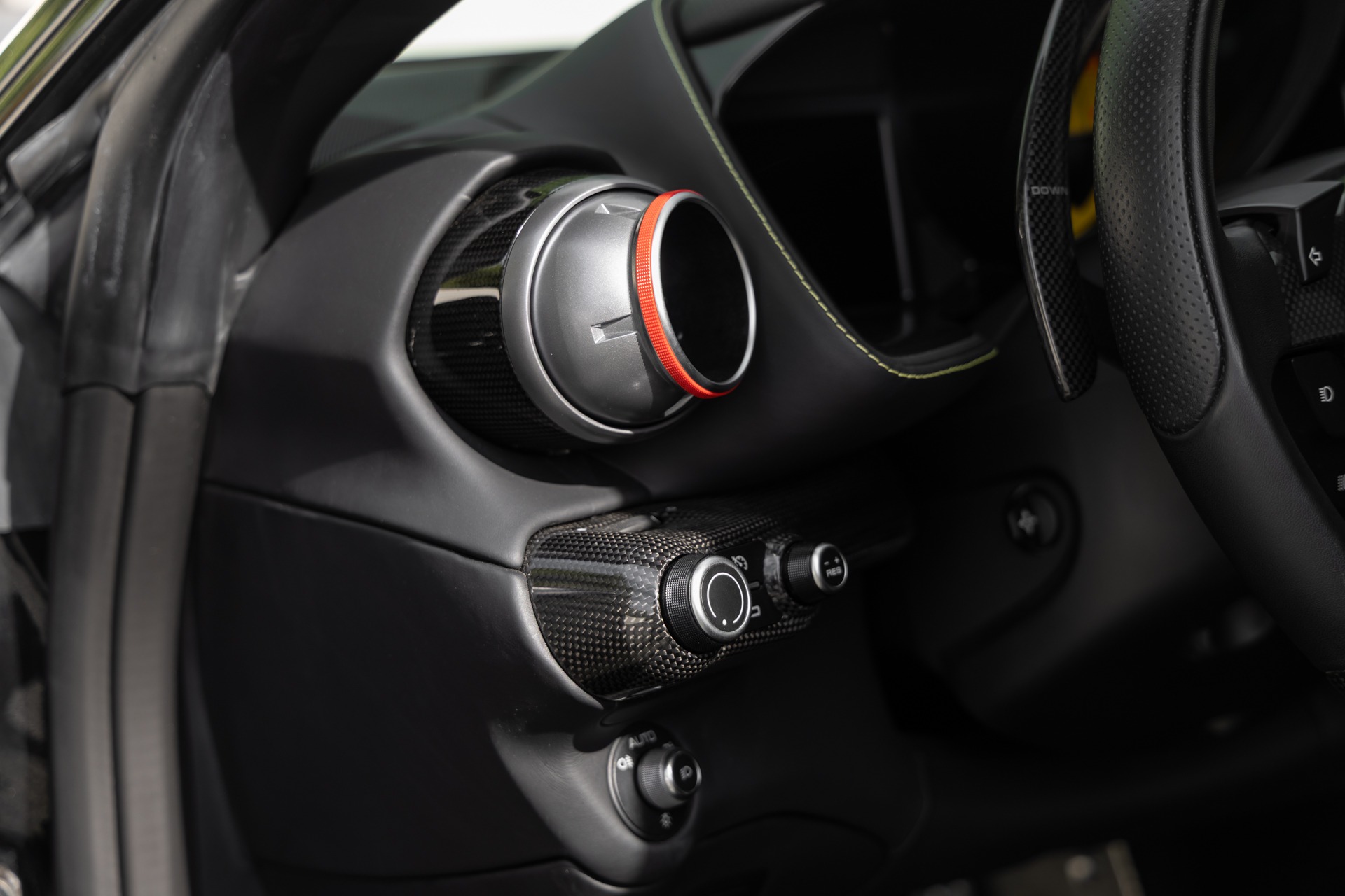 Commandes et aérateurs en carbone – FERRARI – 812 Superfast – 2018 – Nero Daytona – 15 900 km – 800 ch – V12 Atmo – Transmission : Sequentielle – Origine France – Privaty Cars – Vente de voitures de sport d’occasion près de Niort