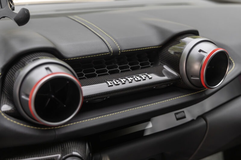 Grille d'aération en carbone – FERRARI – 812 Superfast – 2018 – Nero Daytona – 15 900 km – 800 ch – V12 Atmo – Transmission : Sequentielle – Origine France – Privaty Cars – Rachat de Porsche et Ferrari d’occasion proche de Bordeaux