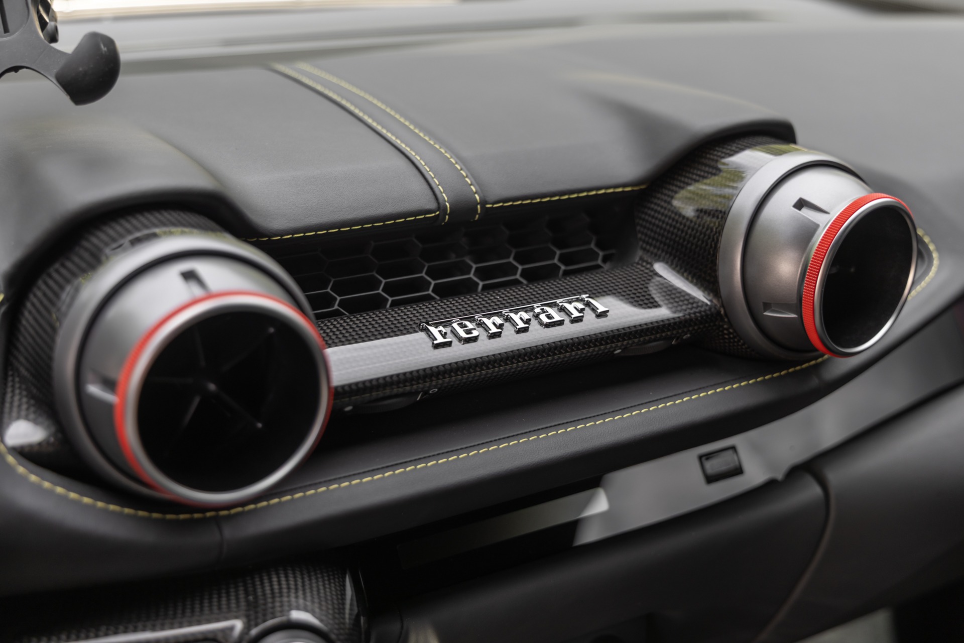 Grille d'aération en carbone – FERRARI – 812 Superfast – 2018 – Nero Daytona – 15 900 km – 800 ch – V12 Atmo – Transmission : Sequentielle – Origine France – Privaty Cars – Rachat de Porsche et Ferrari d’occasion proche de Bordeaux