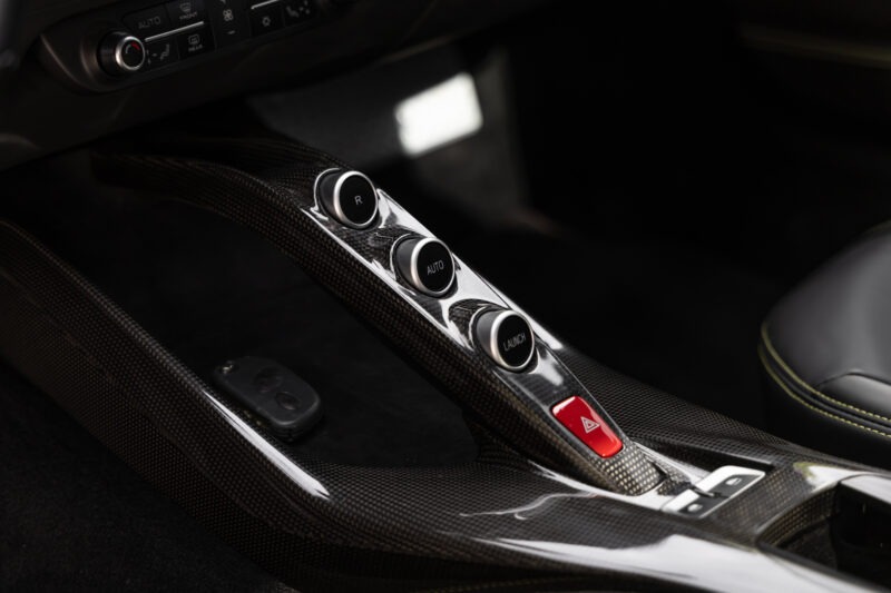 Console centrale en carbone avec boutons – FERRARI – 812 Superfast – 2018 – Nero Daytona – 15 900 km – 800 ch – V12 Atmo – Transmission : Sequentielle – Origine France – Privaty Cars – Chasseur de voitures de sport sur mesure entre Bordeaux et Nantes