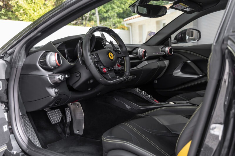 Tableau de bord – FERRARI – 812 Superfast – 2018 – Nero Daytona – 15 900 km – 800 ch – V12 Atmo – Transmission : Sequentielle – Origine France – Privaty Cars – Rachat de Porsche et Ferrari d’occasion en Charente-Maritime