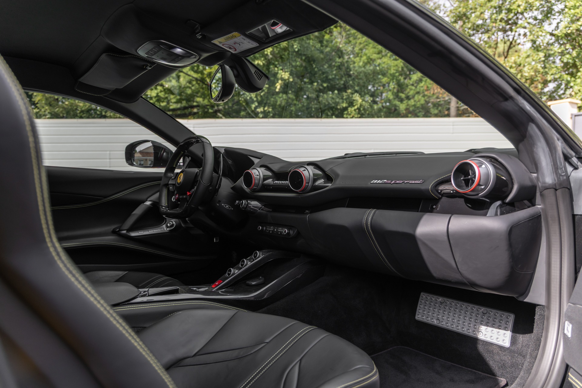 Tableau de bord avec aérateurs ronds – FERRARI – 812 Superfast – 2018 – Nero Daytona – 15 900 km – 800 ch – V12 Atmo – Transmission : Sequentielle – Origine France – Privaty Cars – Expertise et vente de modèles Super Sport à 2 heures de Paris en TGV