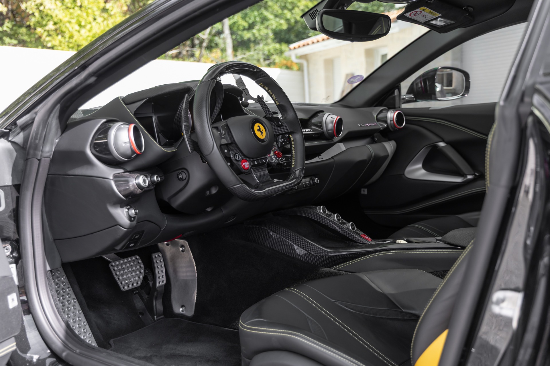 Tableau de bord – FERRARI – 812 Superfast – 2018 – Nero Daytona – 15 900 km – 800 ch – V12 Atmo – Transmission : Sequentielle – Origine France – Privaty Cars – Rachat de Porsche et Ferrari d’occasion en Charente-Maritime