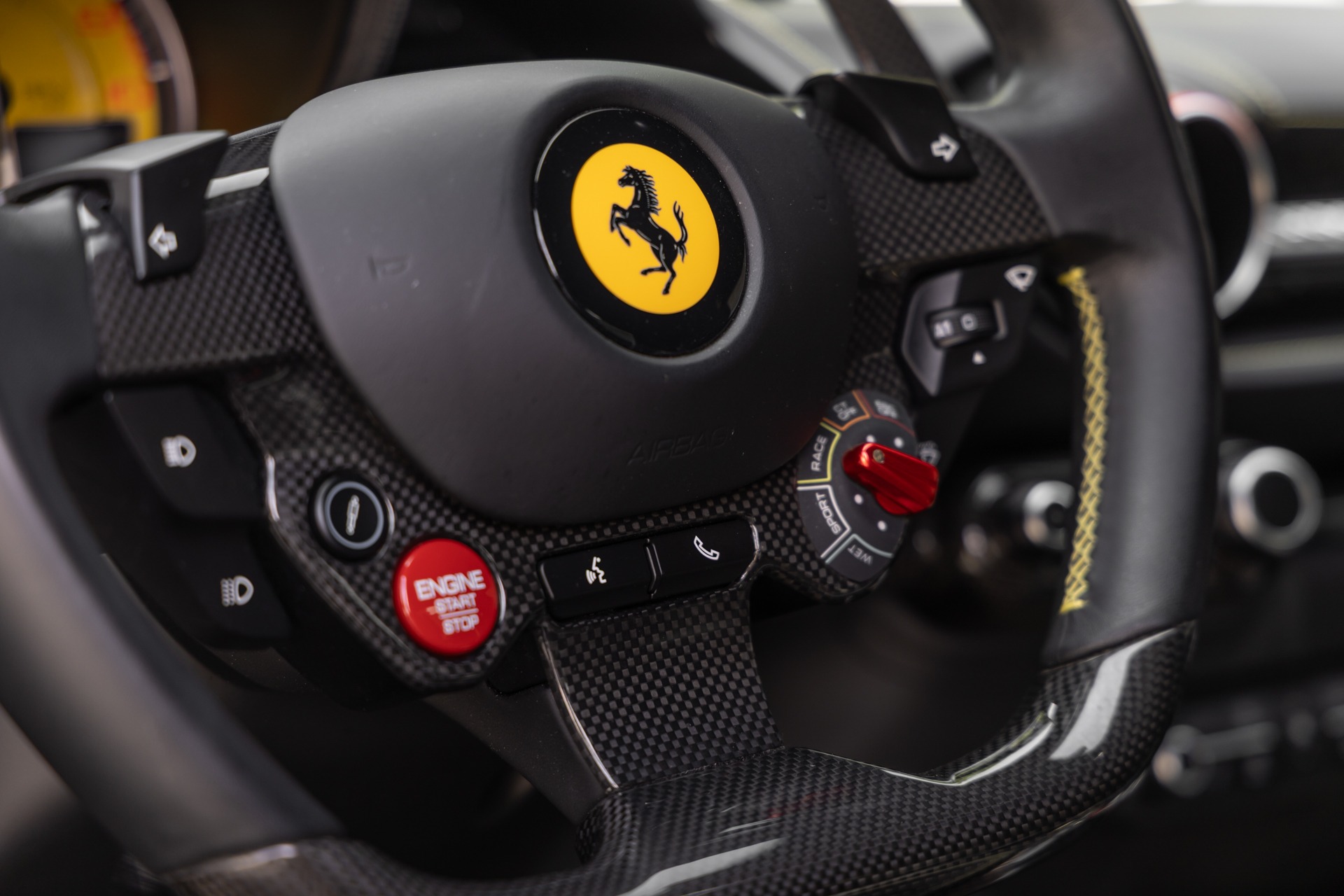 Volant – FERRARI – 812 Superfast – 2018 – Nero Daytona – 15 900 km – 800 ch – V12 Atmo – Transmission : Sequentielle – Origine France – Privaty Cars – Rachat cash de voitures FERRARI en Charente-Maritime