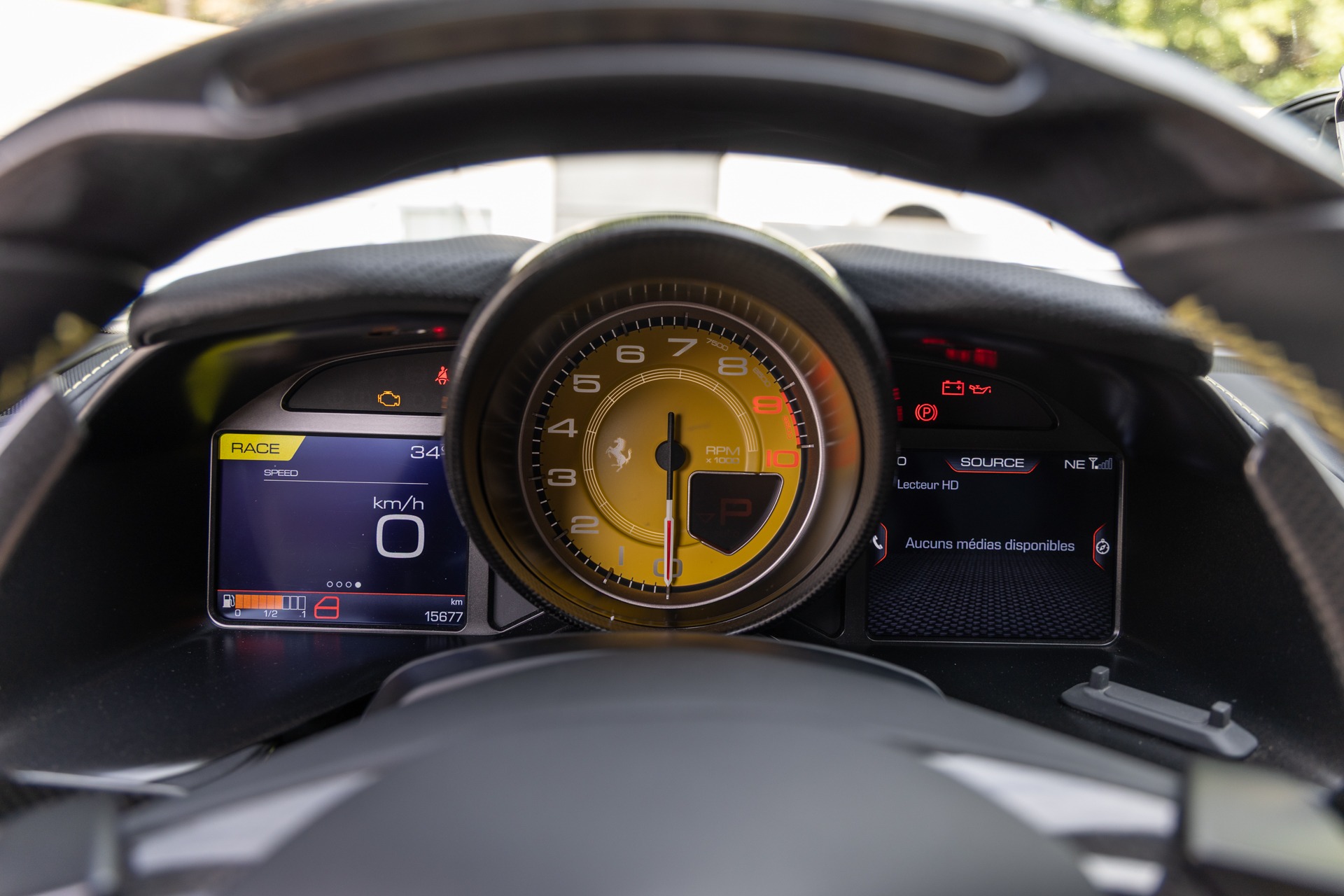 Volant – FERRARI – 812 Superfast – 2018 – Nero Daytona – 15 900 km – 800 ch – V12 Atmo – Transmission : Sequentielle – Origine France – Privaty Cars – Spécialiste des supercars d’occasion proche de Nantes