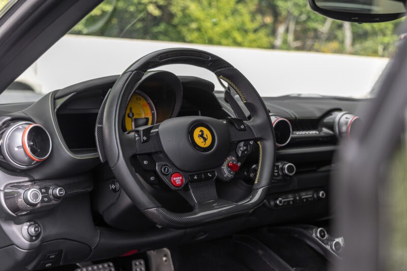 Volant – FERRARI – 812 Superfast – 2018 – Nero Daytona – 15 900 km – 800 ch – V12 Atmo – Transmission : Sequentielle – Origine France – Privaty Cars – Spécialiste indépendant Porsche, Ferrari et McLaren proche de Nantes