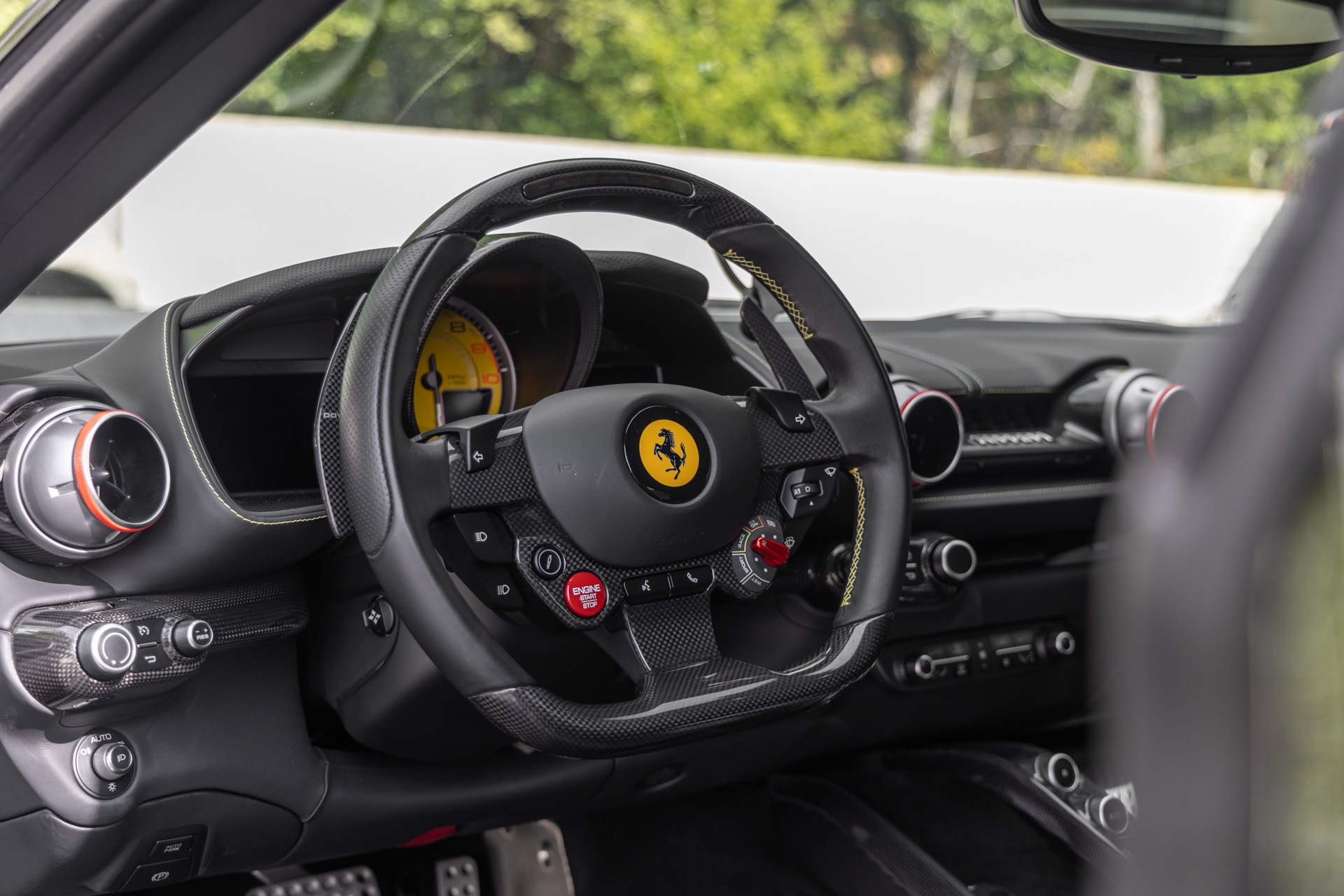 Volant – FERRARI – 812 Superfast – 2018 – Nero Daytona – 15 900 km – 800 ch – V12 Atmo – Transmission : Sequentielle – Origine France – Privaty Cars – Spécialiste indépendant Porsche, Ferrari et McLaren proche de Nantes