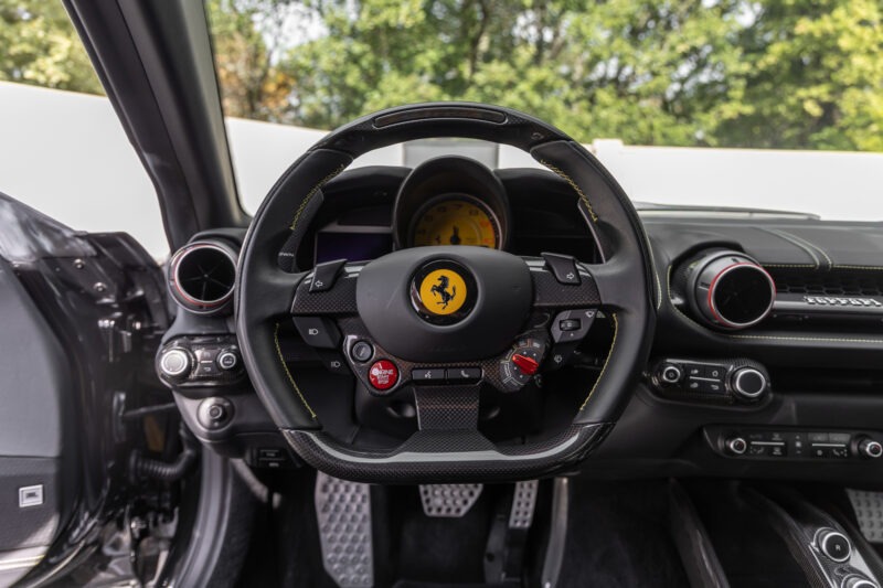Volant – FERRARI – 812 Superfast – 2018 – Nero Daytona – 15 900 km – 800 ch – V12 Atmo – Transmission : Sequentielle – Origine France – Privaty Cars – Dépôt-vente sécurisé de véhicules de prestige entre Bordeaux et Nantes