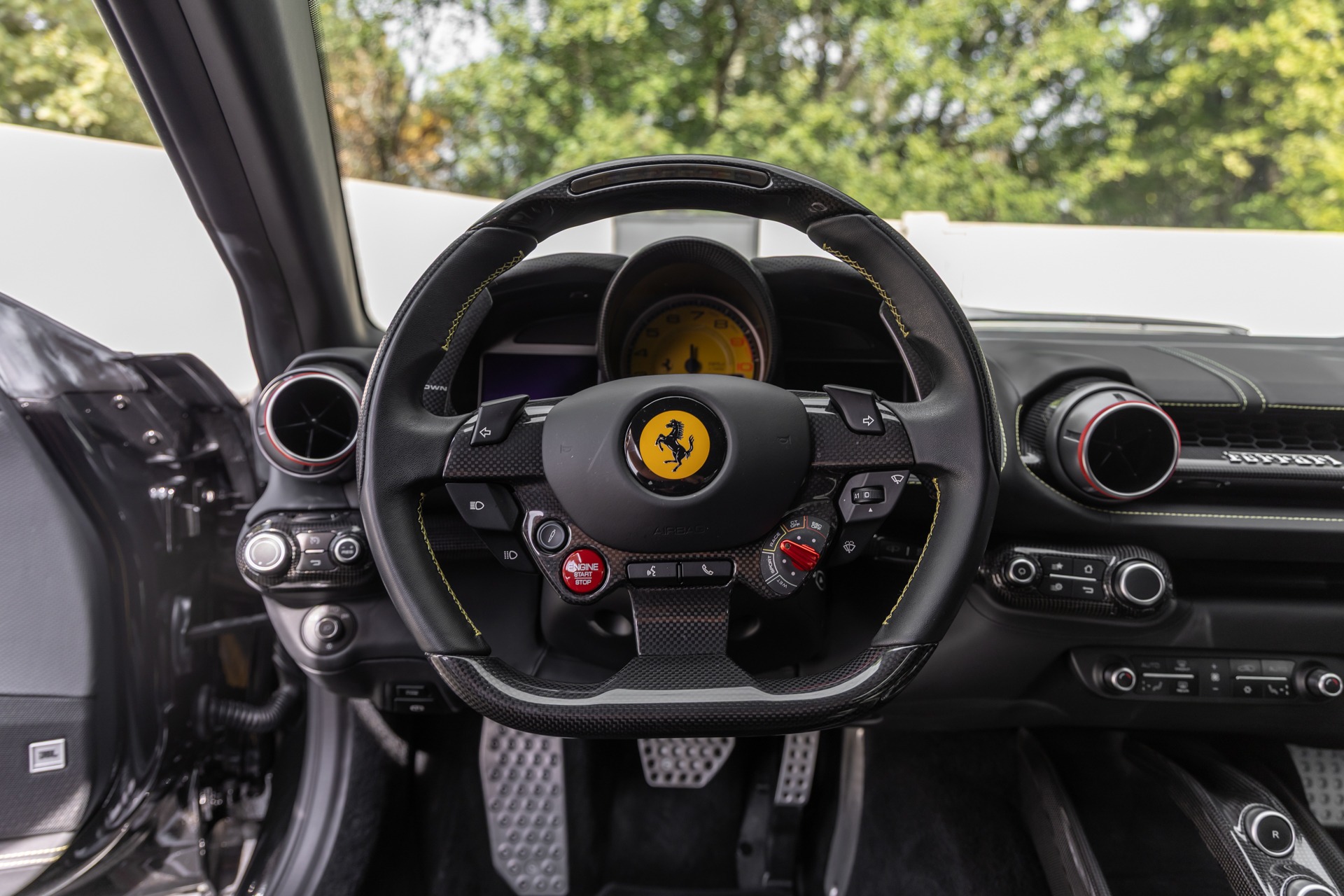 Volant – FERRARI – 812 Superfast – 2018 – Nero Daytona – 15 900 km – 800 ch – V12 Atmo – Transmission : Sequentielle – Origine France – Privaty Cars – Dépôt-vente sécurisé de véhicules de prestige entre Bordeaux et Nantes