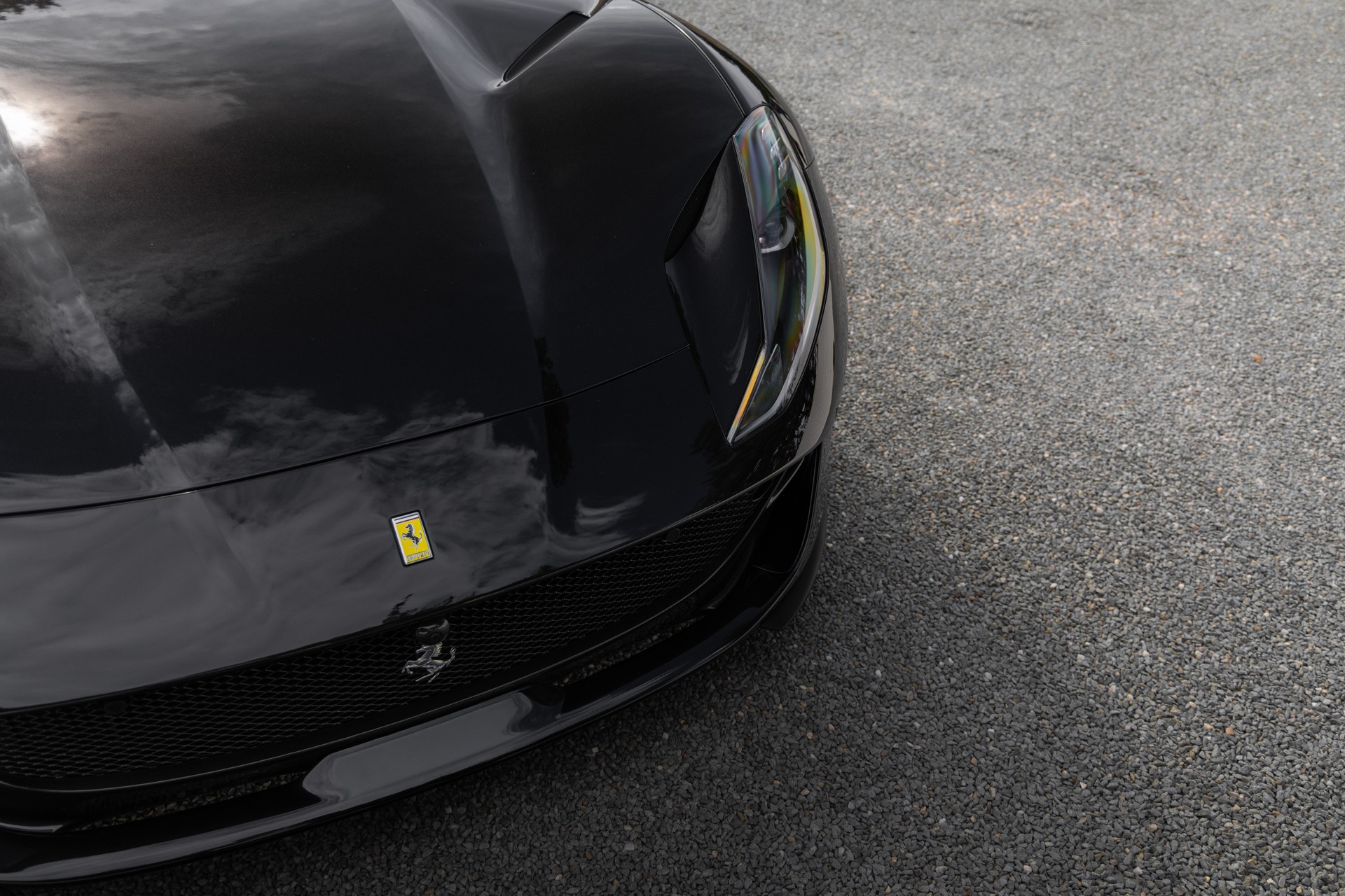 À vendre – FERRARI – 812 Superfast – 2018 – Nero Daytona – 15 900 km – 800 ch – V12 Atmo – Transmission : Sequentielle – Vue principale – Origine France – Privaty Cars – Négoce de véhicules GT et sportives d’exception près de Poitiers