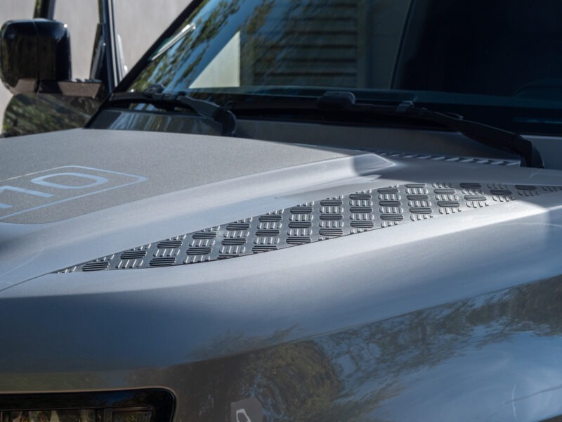 Carrosserie – LAND ROVER – Defender 110 D250 – 2023 – Eiger Grey – 42 900 km – 250 ch – 6 cylindres en ligne  – Transmission : Automatique – Origine France – Privaty Cars – Vente de véhicules d’investissement et de collection à La Rochelle