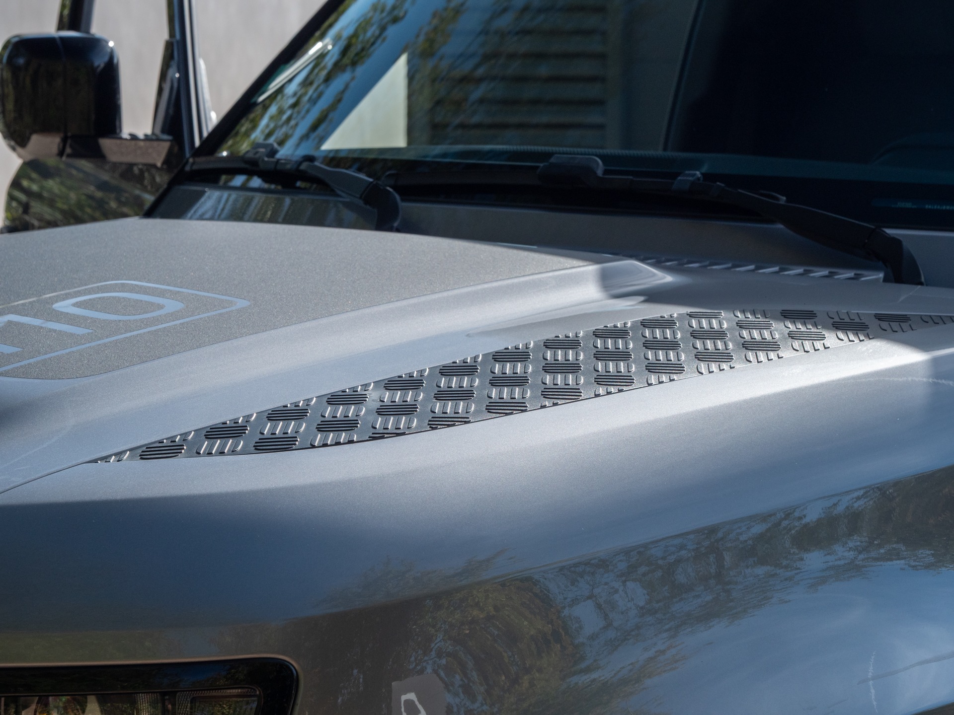 Carrosserie – LAND ROVER – Defender 110 D250 – 2023 – Eiger Grey – 42 900 km – 250 ch – 6 cylindres en ligne  – Transmission : Automatique – Origine France – Privaty Cars – Vente de véhicules d’investissement et de collection à La Rochelle
