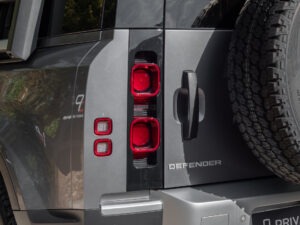 Carrosserie – LAND ROVER – Defender 110 D250 – 2023 – Eiger Grey – 42 900 km – 250 ch – 6 cylindres en ligne  – Transmission : Automatique – Origine France – Privaty Cars – Achat et vente de voitures de luxe d’occasion à 2 heures de Paris en TGV