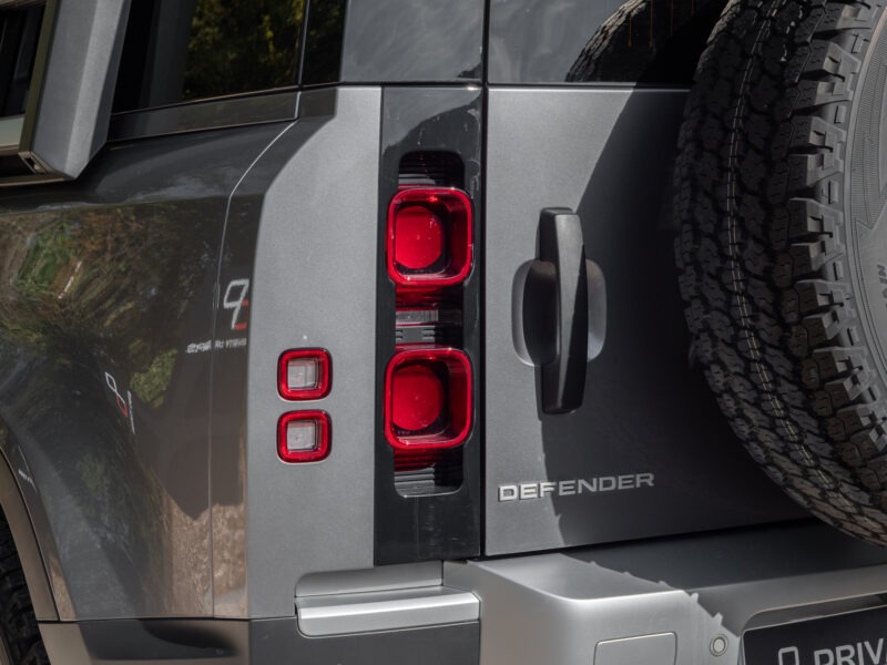 Carrosserie – LAND ROVER – Defender 110 D250 – 2023 – Eiger Grey – 42 900 km – 250 ch – 6 cylindres en ligne  – Transmission : Automatique – Origine France – Privaty Cars – Achat et vente de voitures de luxe d’occasion à 2 heures de Paris en TGV