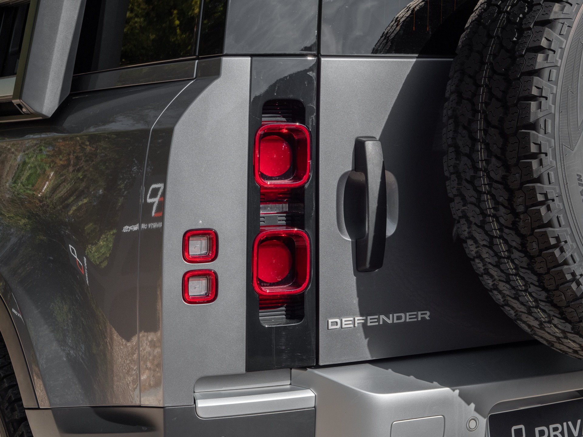 Carrosserie – LAND ROVER – Defender 110 D250 – 2023 – Eiger Grey – 42 900 km – 250 ch – 6 cylindres en ligne  – Transmission : Automatique – Origine France – Privaty Cars – Achat et vente de voitures de luxe d’occasion à 2 heures de Paris en TGV