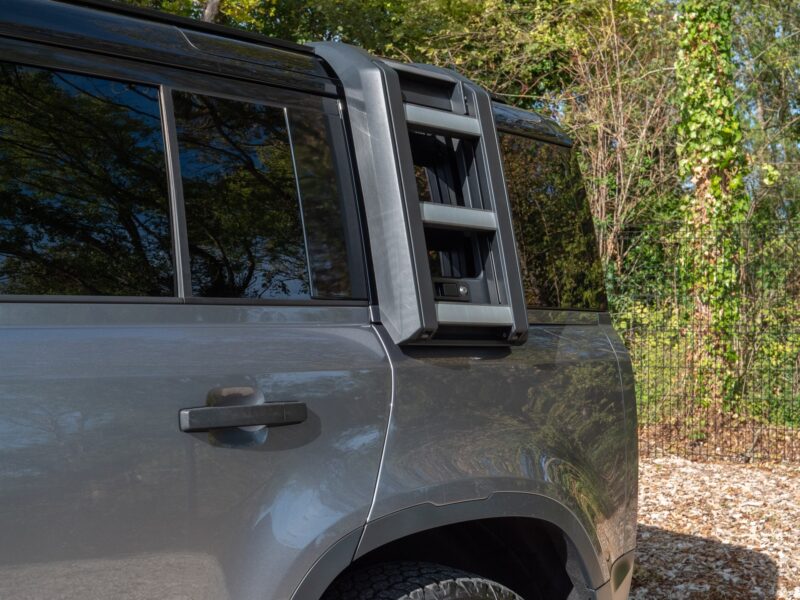 Carrosserie – LAND ROVER – Defender 110 D250 – 2023 – Eiger Grey – 42 900 km – 250 ch – 6 cylindres en ligne  – Transmission : Automatique – Origine France – Privaty Cars – Reprise cash de voitures de luxe sans obligation d’achat en Nouvelle-Aquitaine