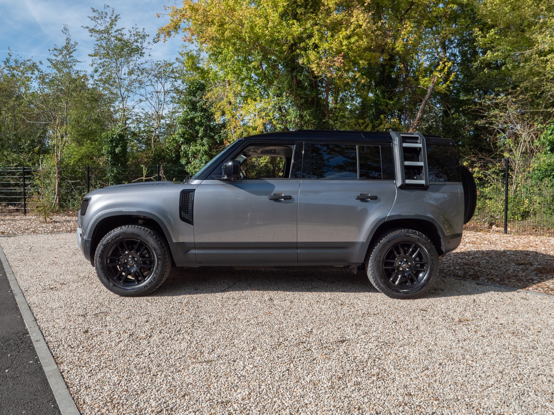 Carrosserie – LAND ROVER – Defender 110 D250 – 2023 – Eiger Grey – 42 900 km – 250 ch – 6 cylindres en ligne  – Transmission : Automatique – Origine France – Privaty Cars – Rachat de Porsche et Ferrari d’occasion proche de Nantes