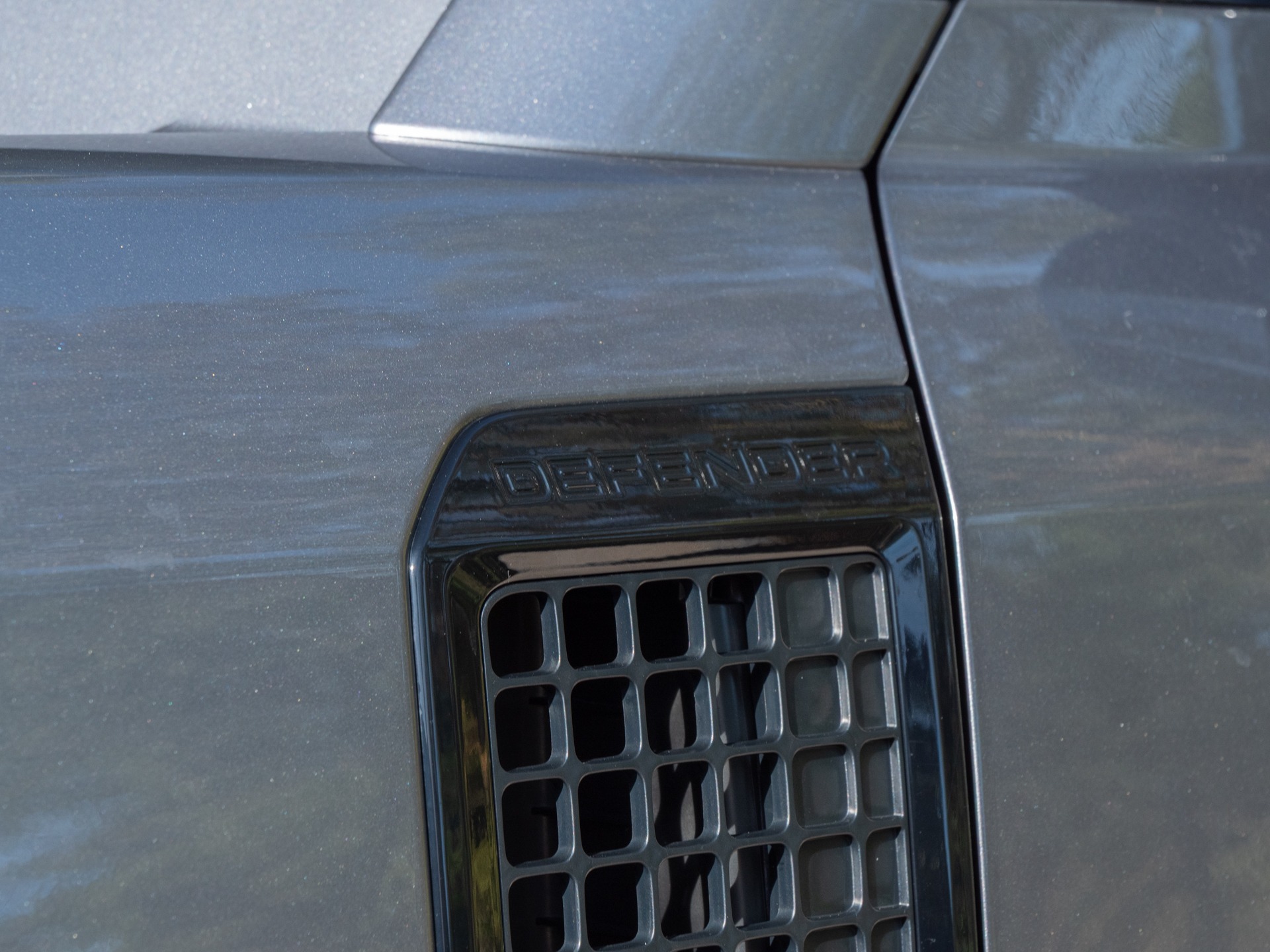 Carrosserie – LAND ROVER – Defender 110 D250 – 2023 – Eiger Grey – 42 900 km – 250 ch – 6 cylindres en ligne  – Transmission : Automatique – Origine France – Privaty Cars – Rachat immédiat de véhicules de prestige près de Niort