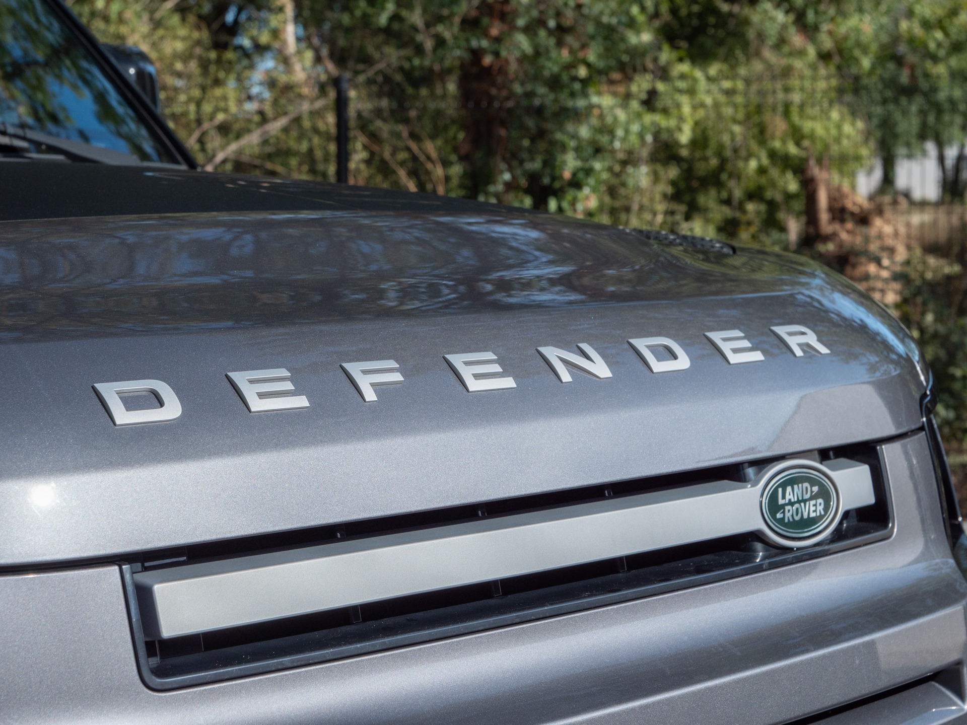 Carrosserie – LAND ROVER – Defender 110 D250 – 2023 – Eiger Grey – 42 900 km – 250 ch – 6 cylindres en ligne  – Transmission : Automatique – Origine France – Privaty Cars – Vente de voitures de prestige d’occasion à La Rochelle